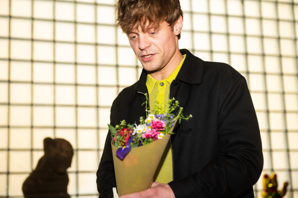 Raktelis-27 „Meno rakto“ laureatas – Pauliaus Markevičiaus, aktorius ir režisierius. Apdovanojimas skiriamas už kitokio teatro paieškas ir drąsą ieškant nestandartinių kūrybinių sprendimų.
