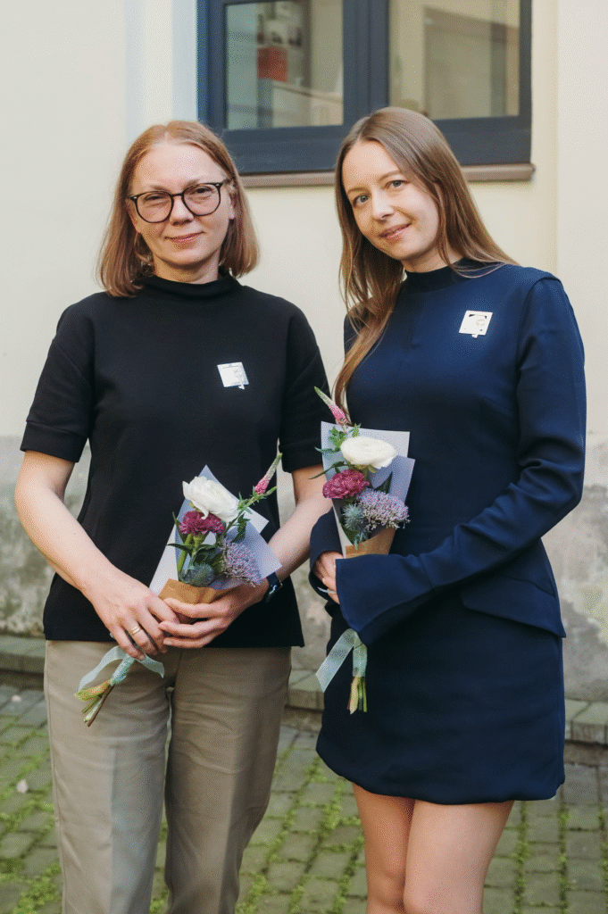 image005 „Teksto rakto“ laureatė – Rasa Vasinauskaitė, teatrologė. Apdovanojimas skiriamas už Lietuvos teatro kritikos tyrinėjimus, sugulusius į knygą „(Ne)pilkoji zona“ ir neblėstantį atsidavimą mokslinei bei pedagoginei veiklai. „Meno rakto“ laureatė – Rusnė Kregždaitė, Meno ir mokslo laboratorijos įkūrėja, prodiuserė. Apdovanojimas skiriamas už išskirtinę „Meno ir mokslo laboratorijos“ veiklą.