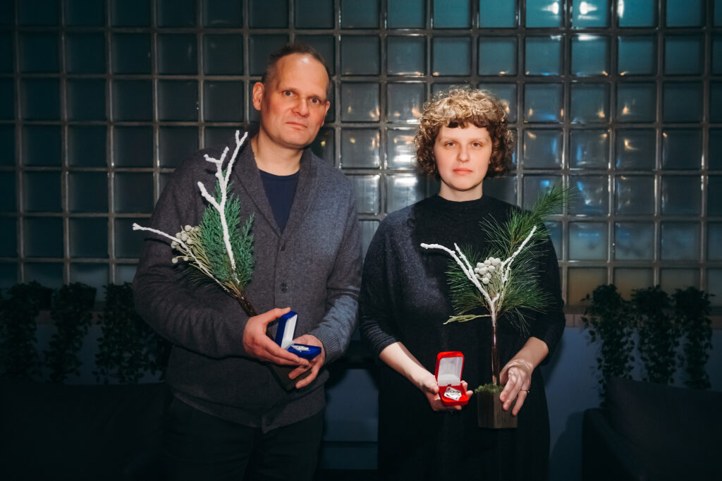 smka-2023 12 27-2048px-051 „Teksto rakto“ laureatė – Rimgailė Renevytė, teatrologė, teatro kritikė. Apdovanojimas skiriamas už geriausius 2022 m. scenos meno kritikos darbus. „Meno rakto“ laureatas – Audrius Jankauskas, teatro „Meno fortas“ vadovas. Apdovanojimas skiriamas už įsimintiniausią 2022 m. teatro įvykį – režisieriaus Eimunto Nekrošiaus 70-mečiui skirtų renginių ciklą.